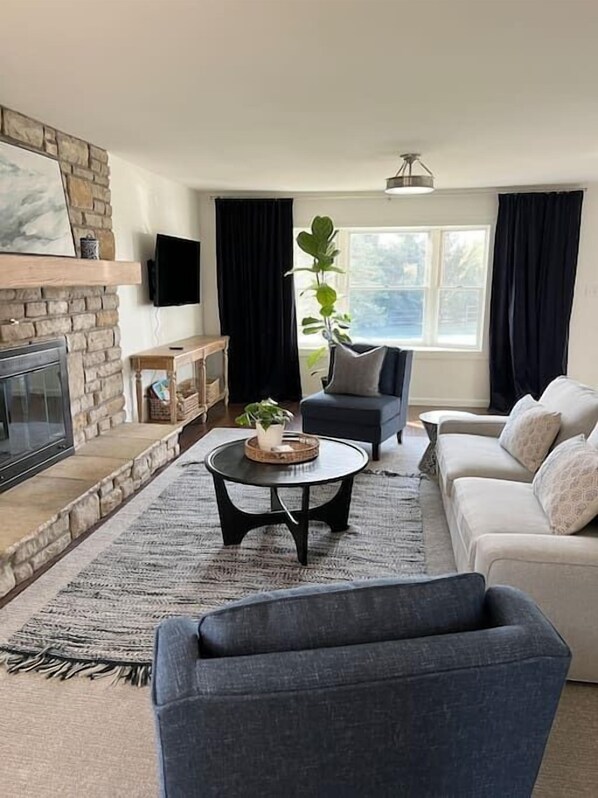 Smart TV, chimenea, libros y servicios de streaming 