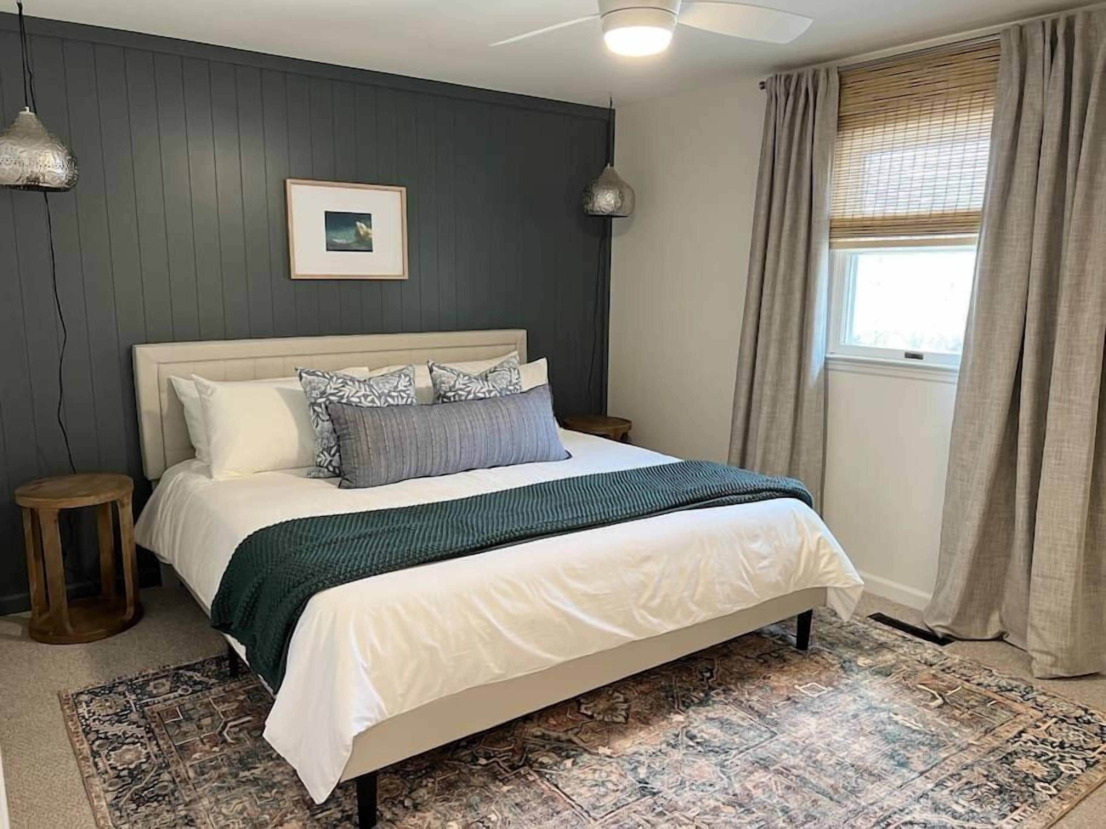 2 bedrooms, in-room safe, desk, iron/ironing board