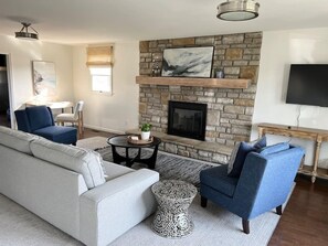 Smart TV, fireplace, books, streaming services - Pet friendly cottage located between the Ark & Creation Museum (Union)