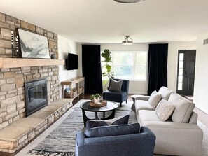Smart TV, fireplace, books, streaming services - Pet friendly cottage located between the Ark & Creation Museum (Union)