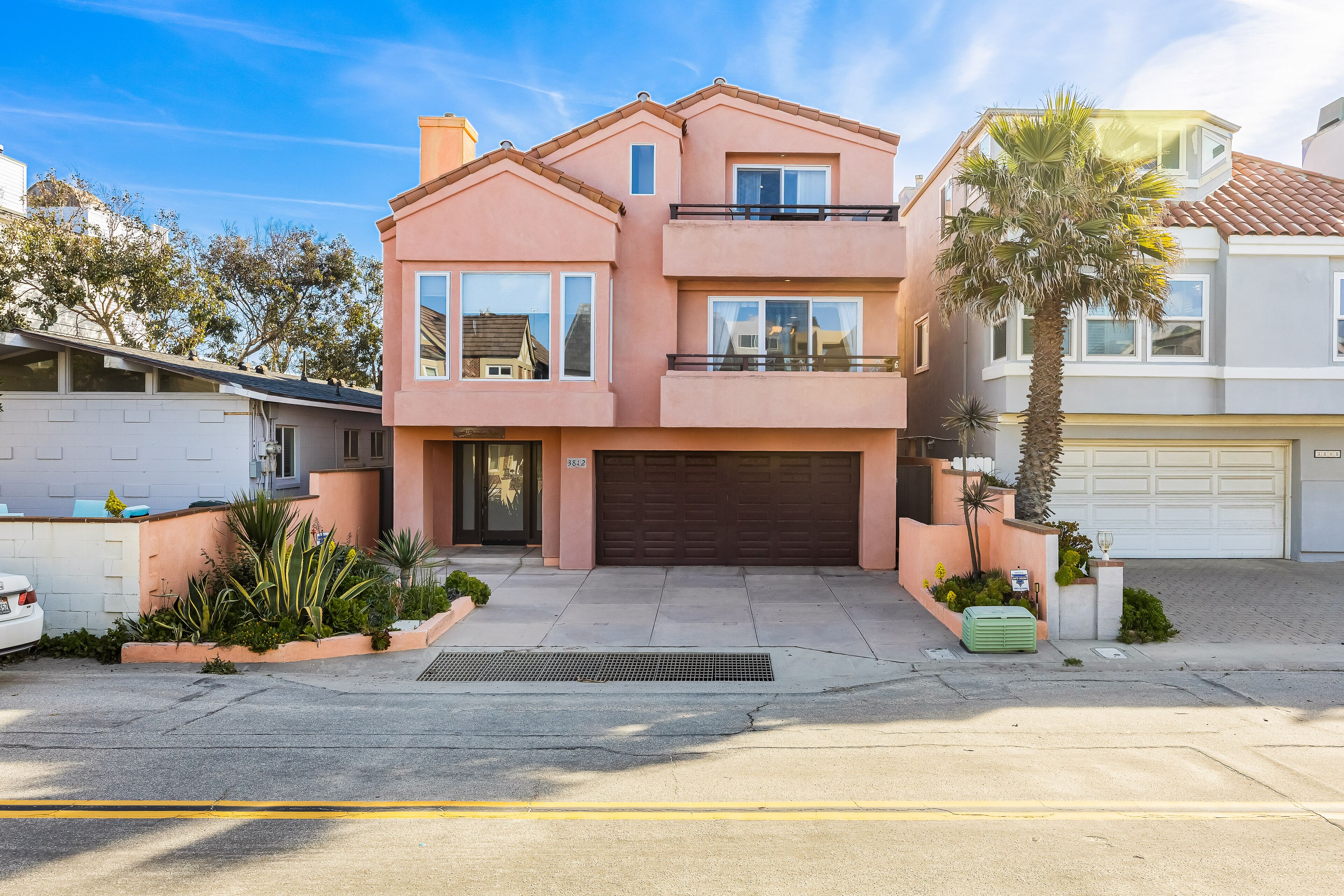 Spectacular home with rooftop deck, ocean view, & fireplace - 1 block from ocean