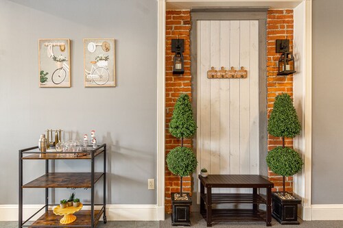 Lovely 2 bedroom downtown Three Rivers, sleeps 6