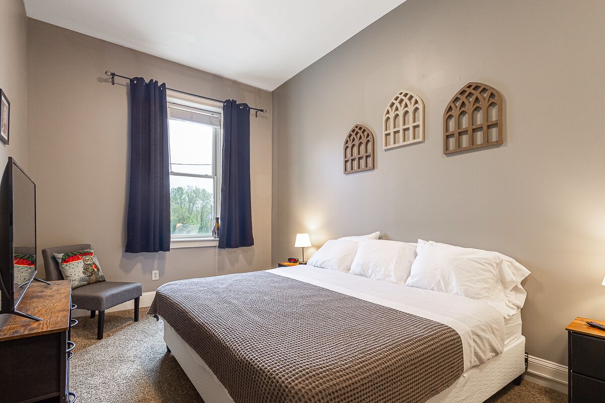 2 bedrooms, desk, iron/ironing board, travel crib