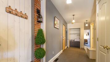 2 habitaciones, escritorio y tabla de planchar con plancha