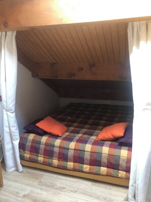2 habitaciones y tabla de planchar con plancha 