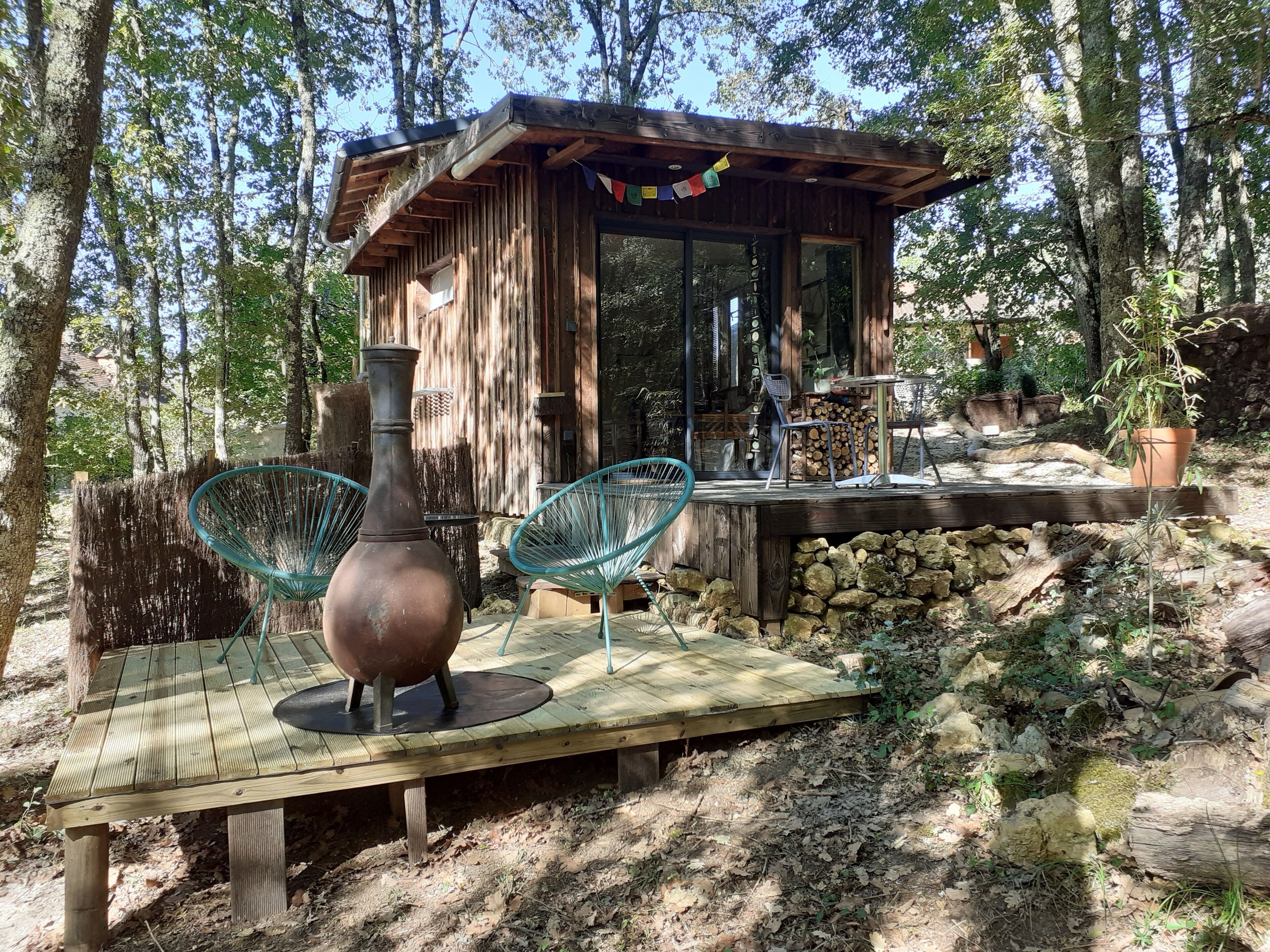 Cozy cabin cottage on the edge of the woods for a rejuvenating stay