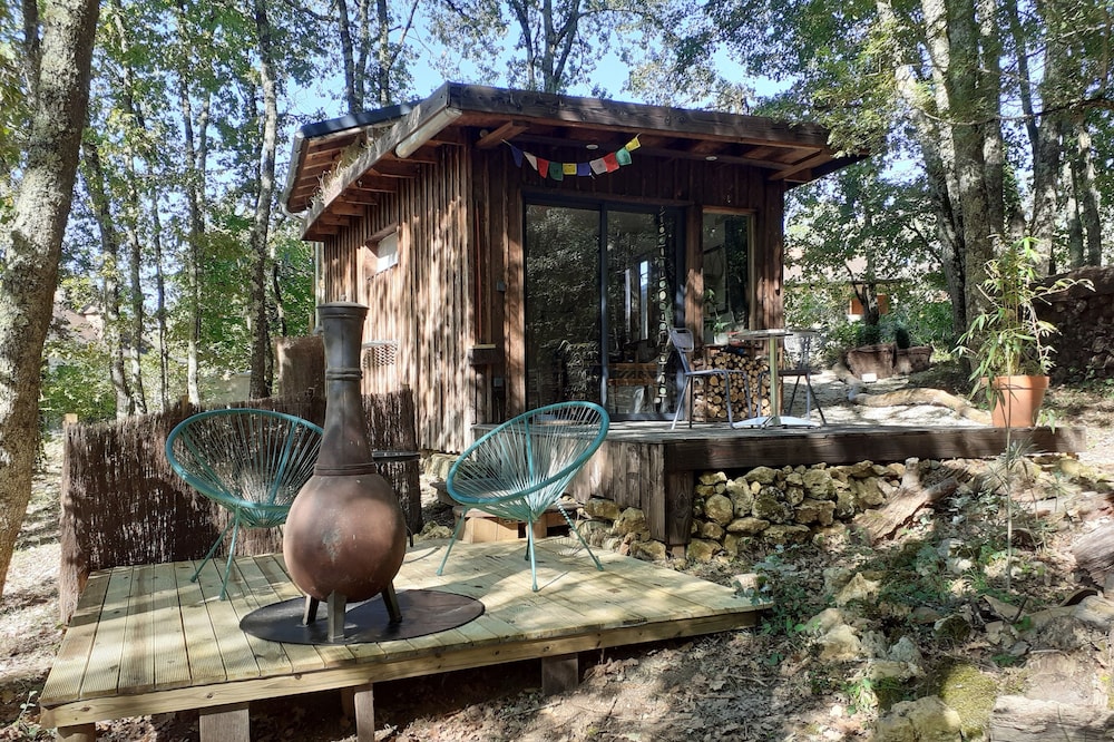 Cozy cabin cottage on the edge of the woods for a rejuvenating stay