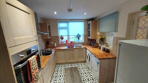 House | Private kitchen | Fridge, microwave, oven, stovetop