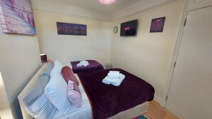 House | 3 bedrooms, free WiFi, bed sheets - Ravensdale Villa- Ideal For Longer Stays in Kent (Gillingham)