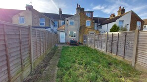 House | Property grounds - Ravensdale Villa- Ideal For Longer Stays in Kent (Gillingham)