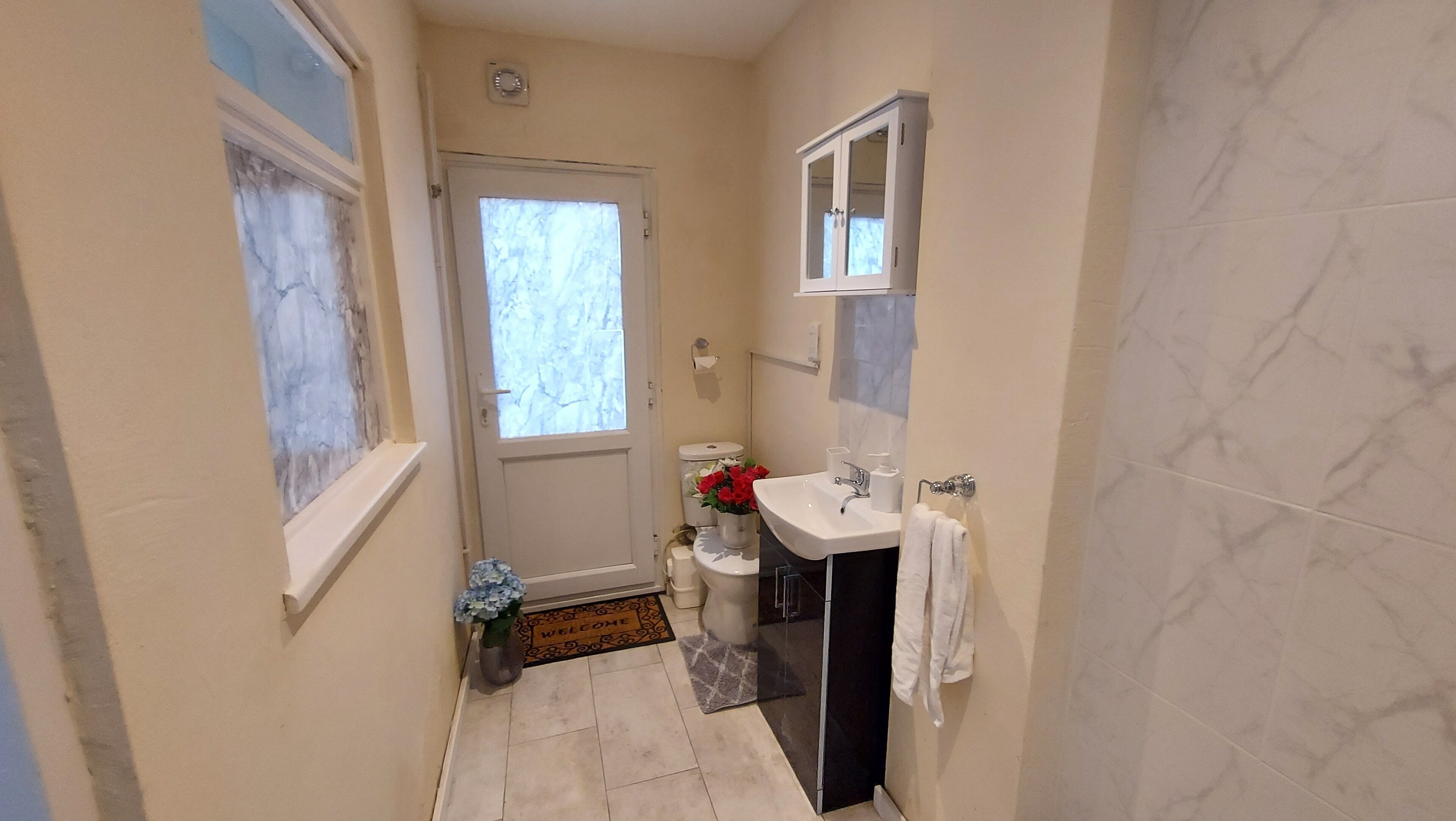 Combined shower/bathtub, deep-soaking bathtub, free toiletries