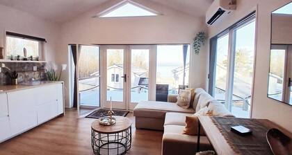 Loft-sleeps5-parking-spa-lakeviews-petfriendly