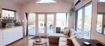 Loft-sleeps5-parking-spa-lakeviews-petfriendly