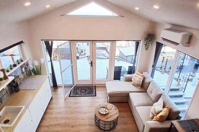 Loft-sleeps5-parking-spa-lakeviews-petfriendly