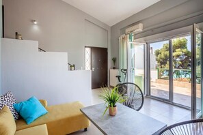 Smart-TV, Kamin, Bücher