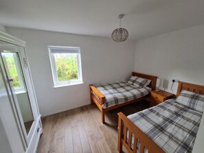2 bedrooms, individually decorated, individually furnished, free WiFi - The Poets Cottage (Ballymena)