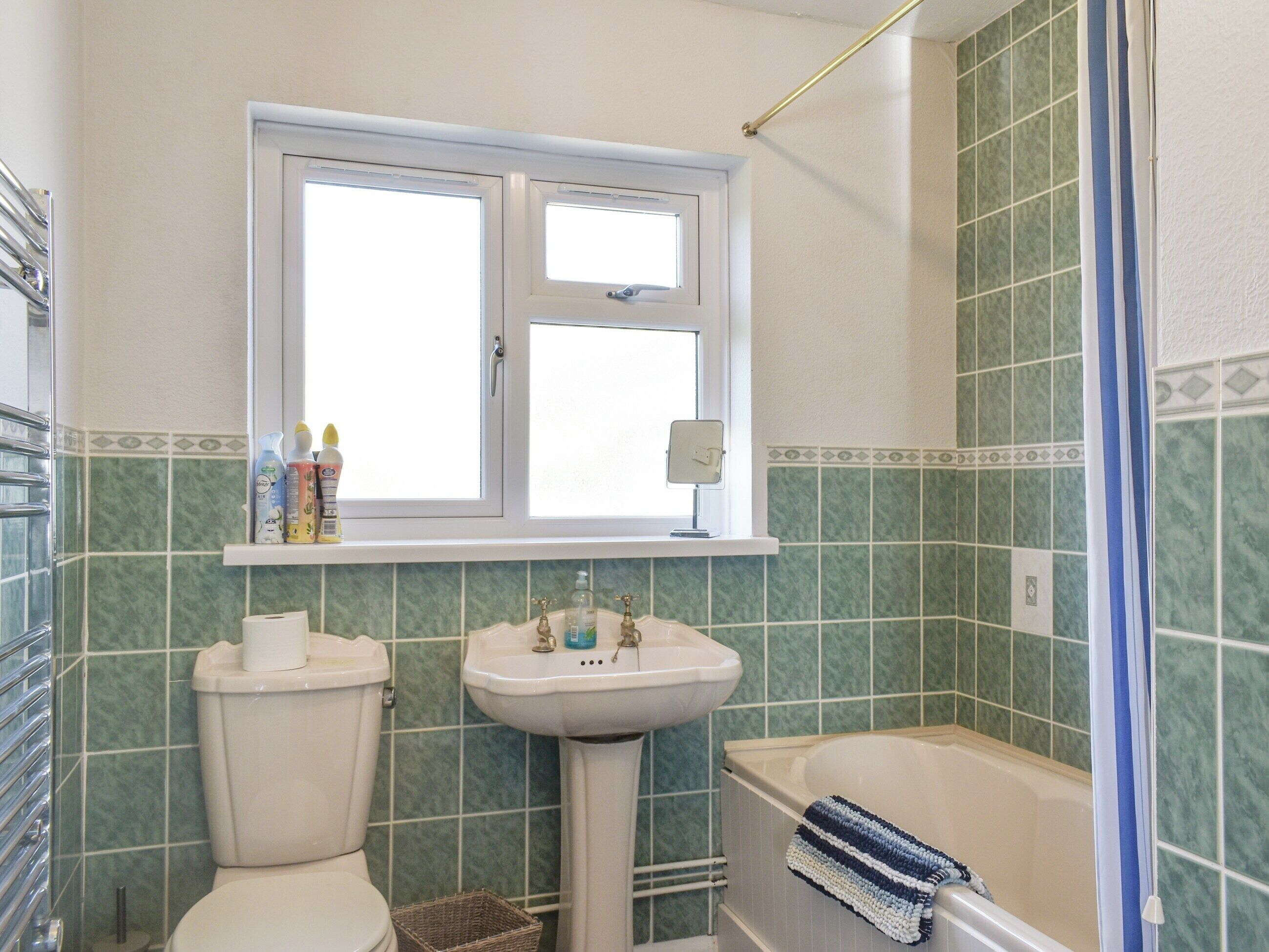 Une salle de bain avec des toilettes, un lavabo et une baignoire.