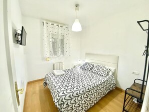 2 bedrooms - Jaime el Conquistador Apartment (1 bedroom apartment) (Madrid)
