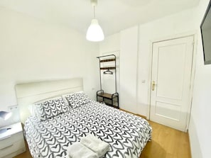 2 bedrooms - Jaime el Conquistador Apartment (1 bedroom apartment) (Madrid)