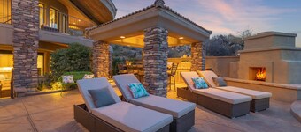 Private estate, insane views, minutes to Scottsdale! Groups & family paradise!