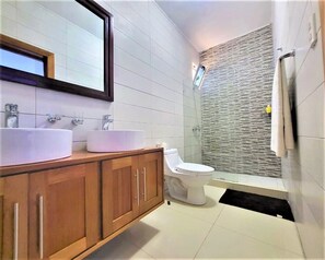 Departamento, varias camas | Baño | Regadera y toallas 