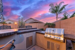 Property grounds - Fantastic Location! 1/2 mi to Dwntwn Gilbert-Beauty4 Beds, Priv Pool & Free Heat (Gilbert)