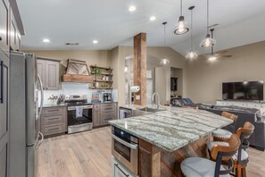 Fridge, microwave, oven, stovetop - Fantastic Location! 1/2 mi to Dwntwn Gilbert-Beauty4 Beds, Priv Pool & Free Heat (Gilbert)