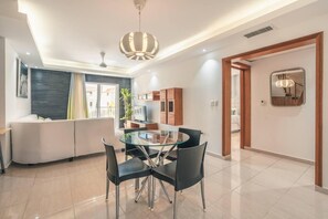 Apartment, 2 Queen Beds | Dining