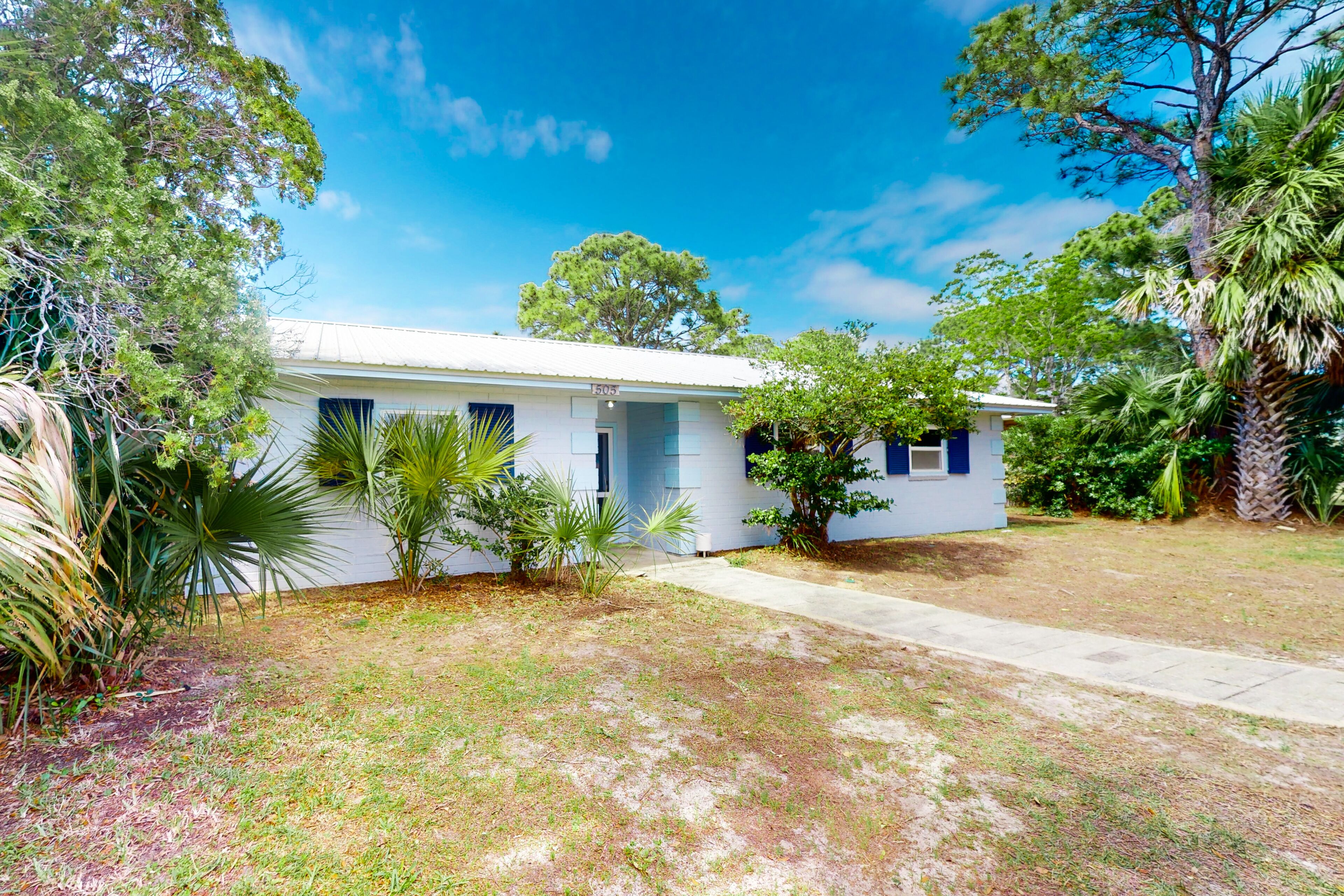 Bayfront home with bay views, 2 kayaks, grill, washer/dryer, patio, central AC