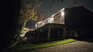 En tvåvåningsbyggnad med en balkong och en inglasad veranda.
