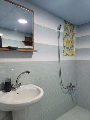 Comfort Double or Twin Room | Bathroom | Free toiletries, hair dryer, slippers, towels - ODAN Apart (Beirut)