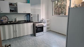 Frigobar, microondas, horno y utensilios de cocina