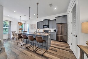 Kylskåp, mikrovågsugn, ugn och spishäll