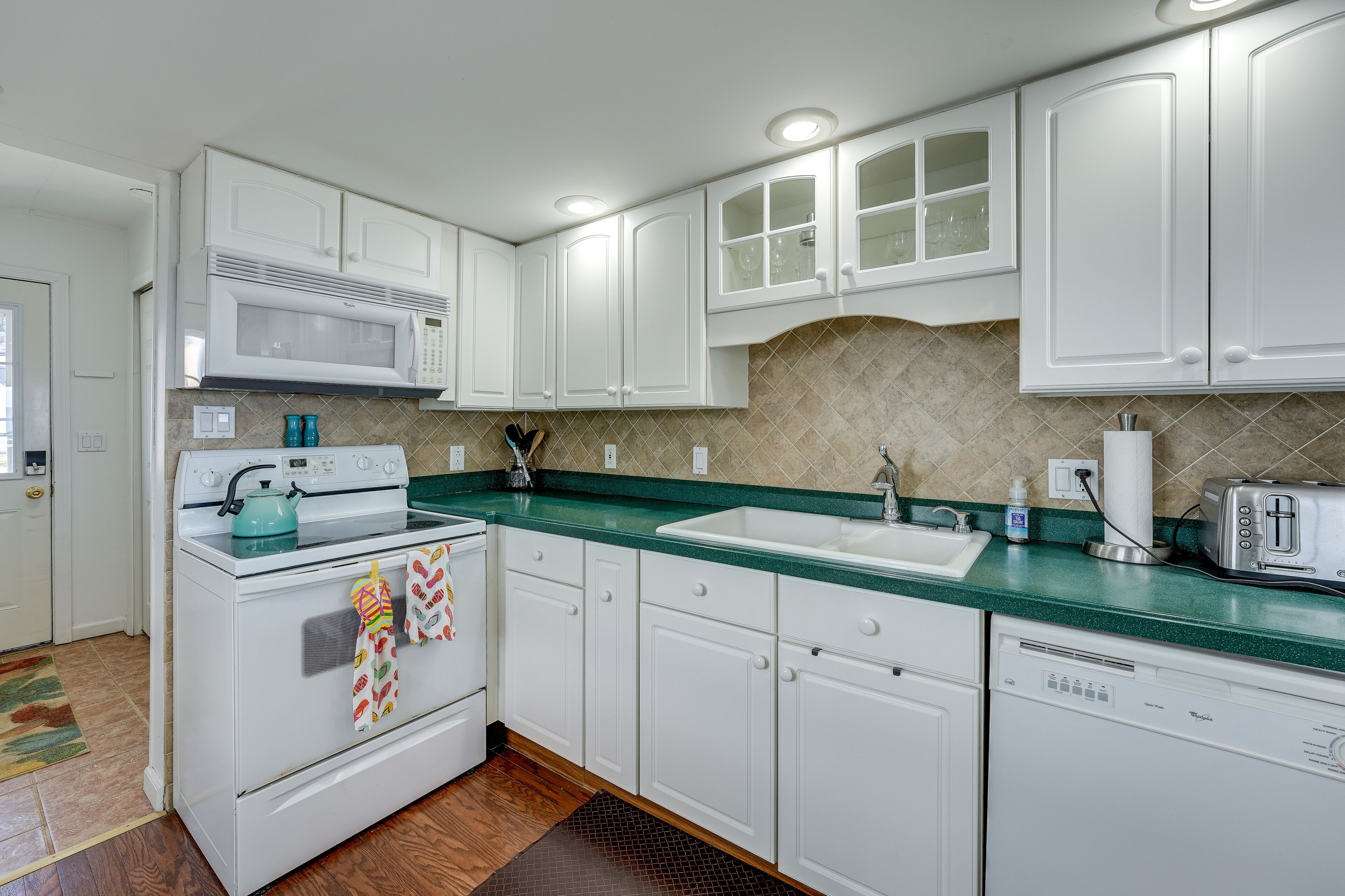 Lakefront Michigan Cottage - Deck, Grill & Kayaks!