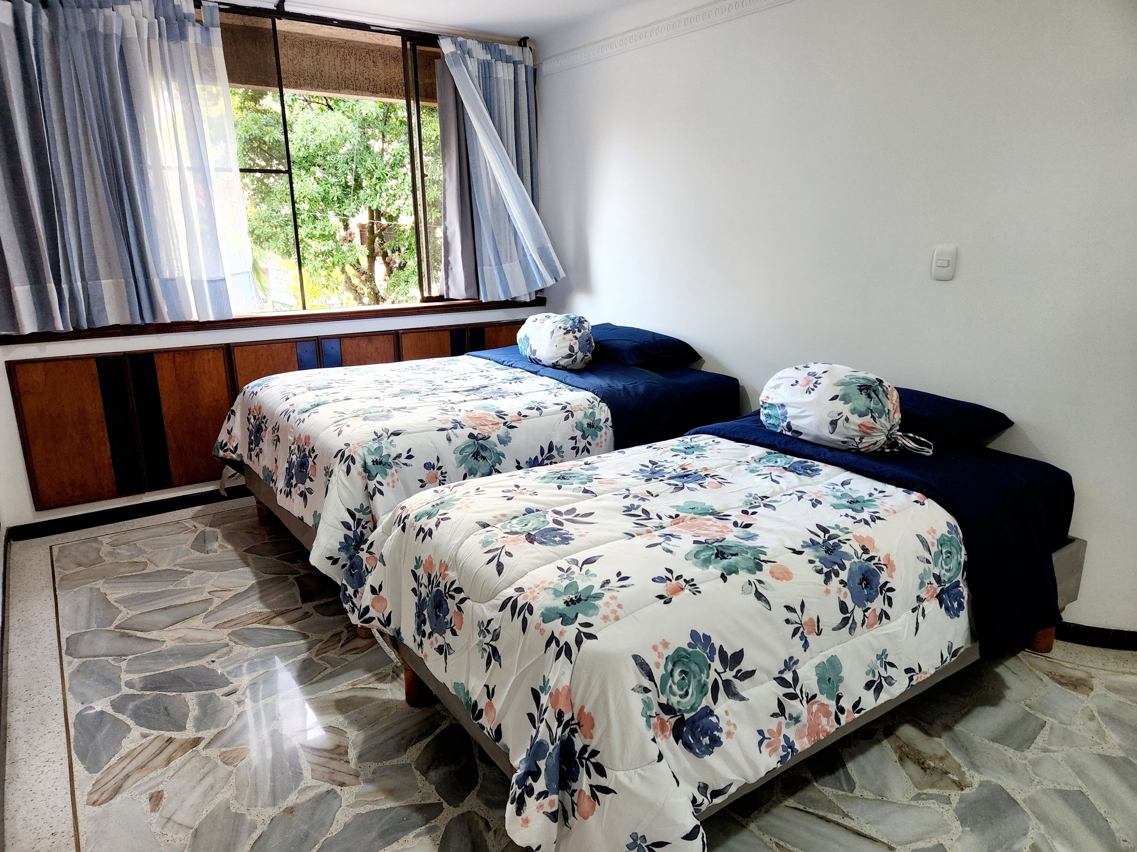 Cali, Colombia, céntrico apartamento con parqueadero/ wifi