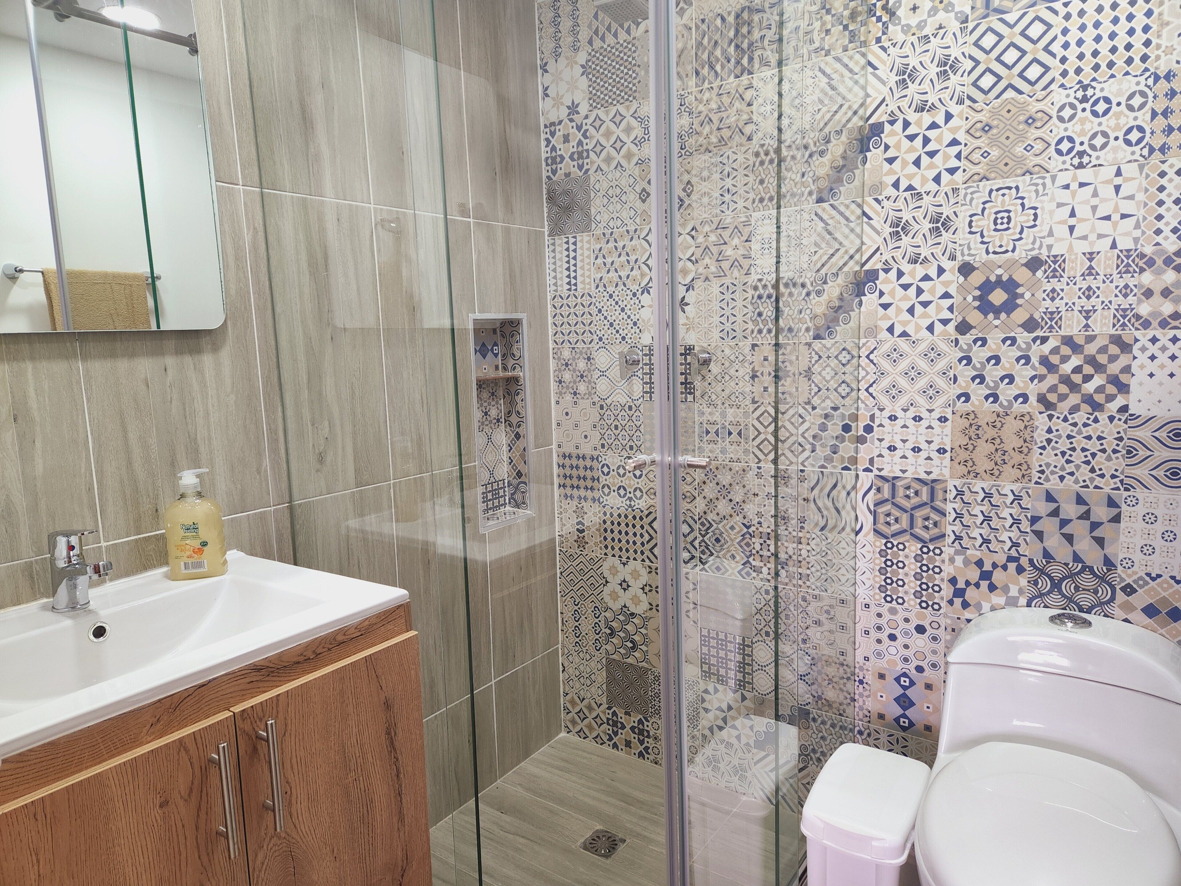 Cali, Colombia, céntrico apartamento con parqueadero/ wifi