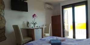 1 bedroom, desk, free WiFi, bed sheets