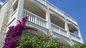 A multi-story building with balconies and a stone facade. - Apartment in Bol with Seaview, Terrace, Air condition, WIFI (5121-1) (Bol)