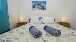 A hotel room with a bed, two bedside lamps, and a wall art piece above the bed. - Apartment in Bol with Seaview, Terrace, Air condition, WIFI (5121-1) (Bol)