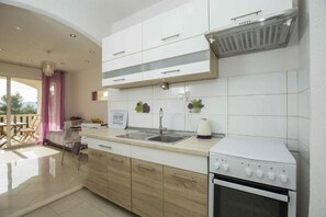 ثلاجة، ميكروويف، فرن، موقد طهي مسطح