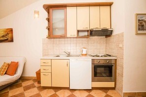 Kühlschrank, Ofen, Herdplatte, Kochgeschirr/Geschirr/Besteck