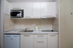 Fridge, microwave, stovetop, cookware/dishes/utensils