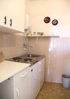 Fridge, microwave, stovetop, cookware/dishes/utensils