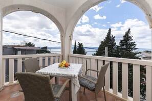Outdoor dining - Apartment in Omiš with Seaview, Loggia, Air condition, WIFI (5129-4) (Omiš)