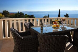 Outdoor dining - Apartment in Omiš with Seaview, Terrace, Air condition, WIFI (5129-6) (Omiš)