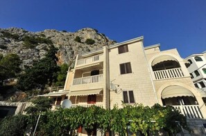 Exterior - Apartment in Omiš with Seaview, Terrace, Air condition, WIFI (5129-2) (Omiš)