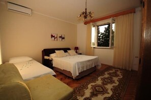 1 bedroom, free WiFi, bed sheets - Apartment in Omiš with Seaview, Terrace, Air condition, WIFI (5129-2) (Omiš)