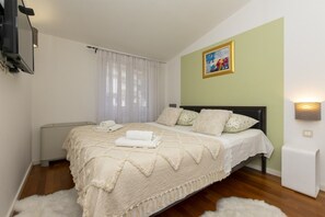 1 bedroom, free WiFi, bed sheets - Apartment in Omiš with Seaview, Balcony, Air condition, WIFI (5129-5) (Omiš)