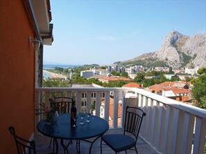 Outdoor dining - Apartment in Omiš with Seaview, Balcony, Air condition, WIFI (5129-5) (Omiš)