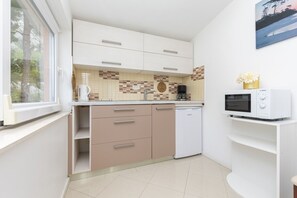 Fridge, microwave, coffee/tea maker, electric kettle - Apartment in Omiš with Seaview, Balcony, Air condition, WIFI (5129-5) (Omiš)